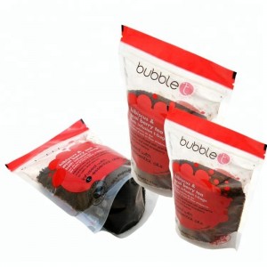 круглое дно стоит пластиковый гибкий мешок для упаковки мяса свинины морепродукты