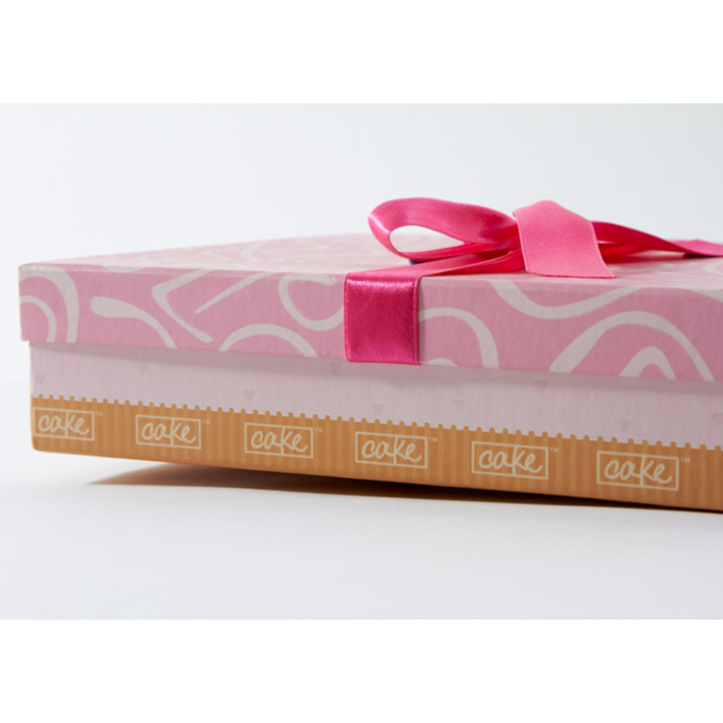 Печатая довольно розовую упаковочную картонную бумагу для печенья
