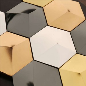 Черные и золотые мозаичные плитки с рисунком арабески