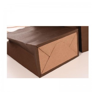 Печатная рука с покупками из коричневой крафт-бумаги с ручками