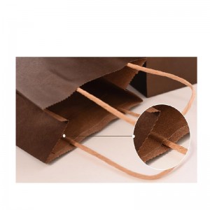 Печатная рука с покупками из коричневой крафт-бумаги с ручками