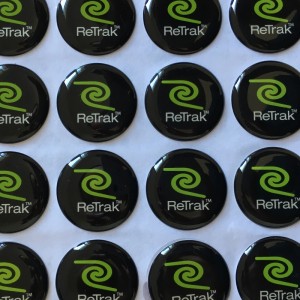 наклейки на полиуретановой смоле с куполом --- прочный клей 3M, водостойкий, устойчивый к ультрафиолетовому излучению и пожелтению...