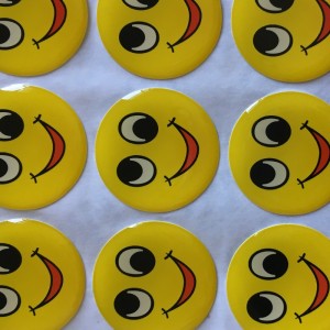 наклейки на полиуретановой смоле с куполом --- прочный клей 3M, водостойкий, устойчивый к ультрафиолетовому излучению и пожелтению...