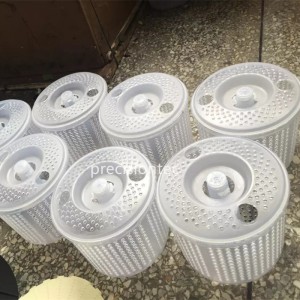 обрабатываемая на машине пластмассовая деталь