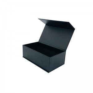 Красиво упакованная подарочная коробка