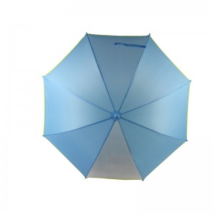 на одной панели виден синий рекламный детский зонтик