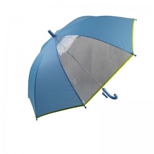 на одной панели виден синий рекламный детский зонтик