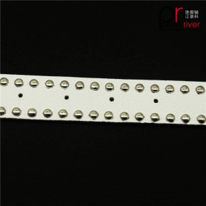 Последний белый кожаный ремень с металлической пряжкой