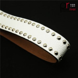 Последний белый кожаный ремень с металлической пряжкой