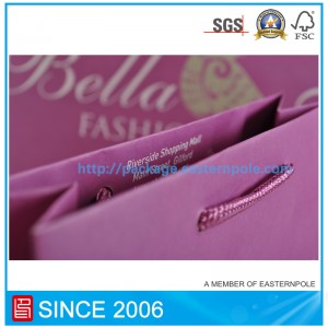 Фиолетовый бумажный пакет с завязанной ручкой