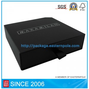 Черная жесткая картонная коробка