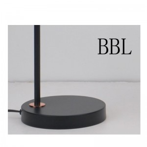 Настольная лампа с металлическим абажуром и функцией регулировки абажура