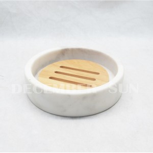 Белый мрамор с деревянными деталями