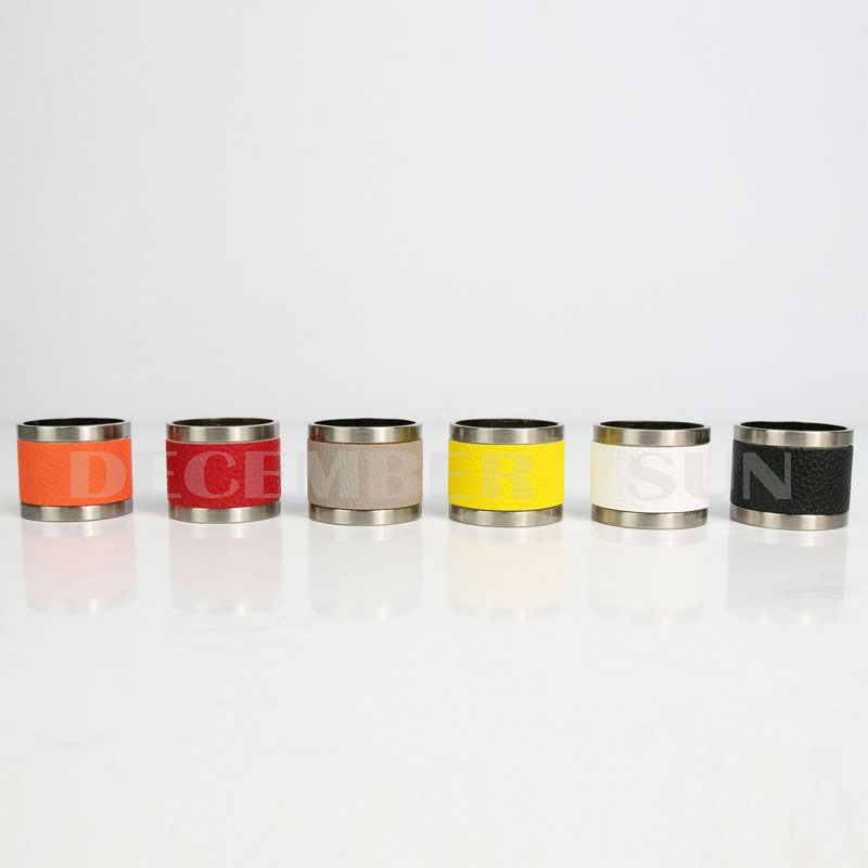 Красивое цветное металлическое и кожаное кольцо для салфеток