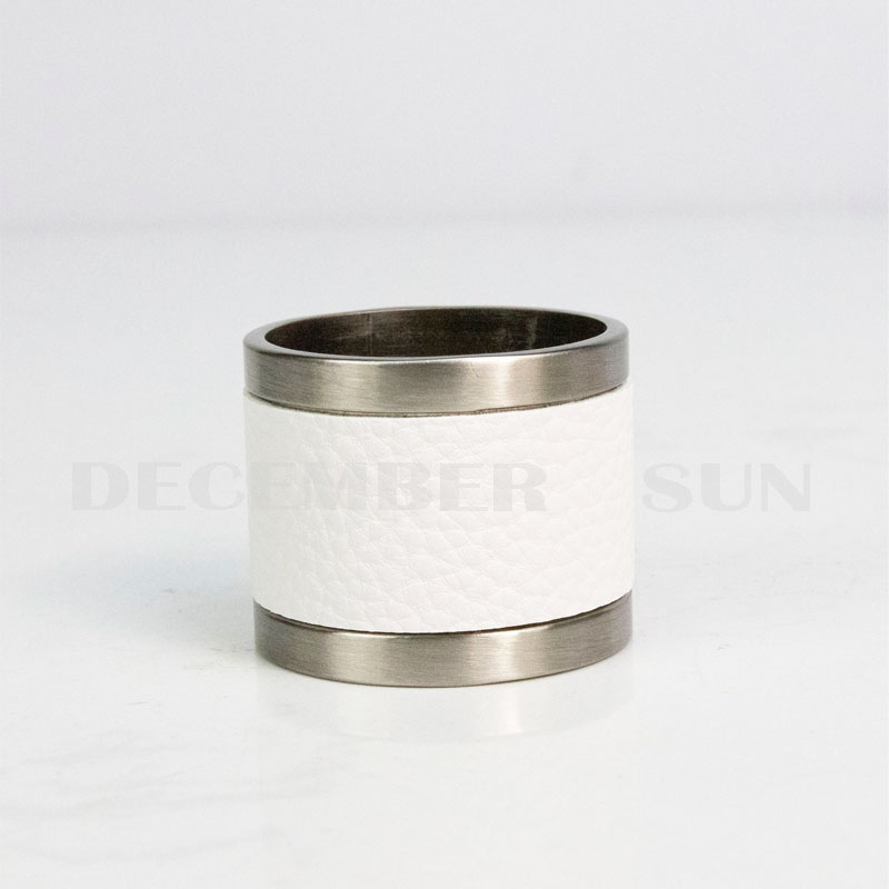 Красивое цветное металлическое и кожаное кольцо для салфеток