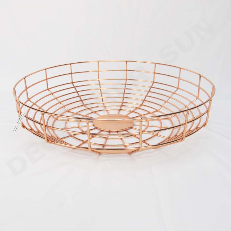 Круглая металлическая корзина с фруктами