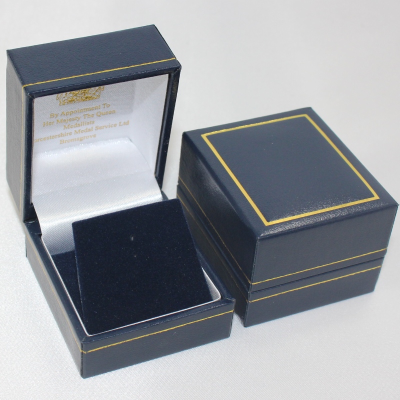 изделие V - 07 квадратная пластмассовая коробка, покрытая искусственным кожаной бумагой, диаметр 25 - 30 мм монеты, эмблемы, кольца и т...