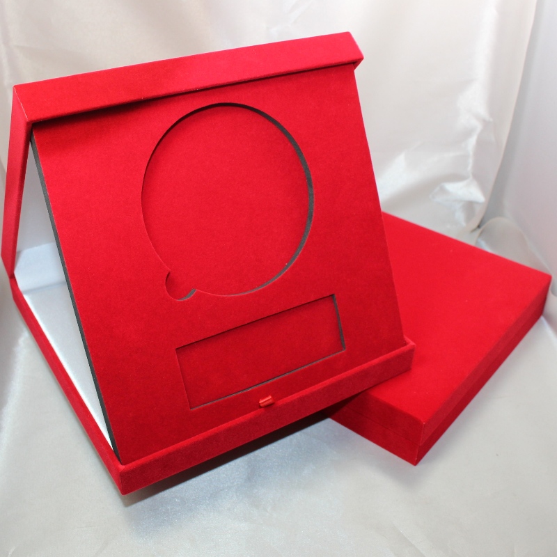 Пункт V - 23L квадратная ворсовая коробка, может быть загружена более 150 * 150 мм монеты, медали и значки.