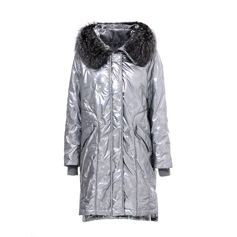 женское длинное теплое пальто из металлической ткани с тиснением букв