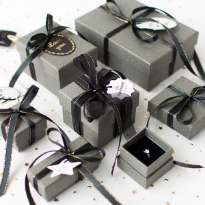 Изготовленные на заказ картон ручной работы украшенные украшения для подвеска