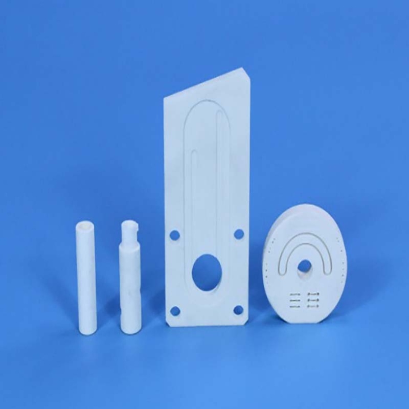 Каковы характеристики керамики глинозема и вотe они используются?