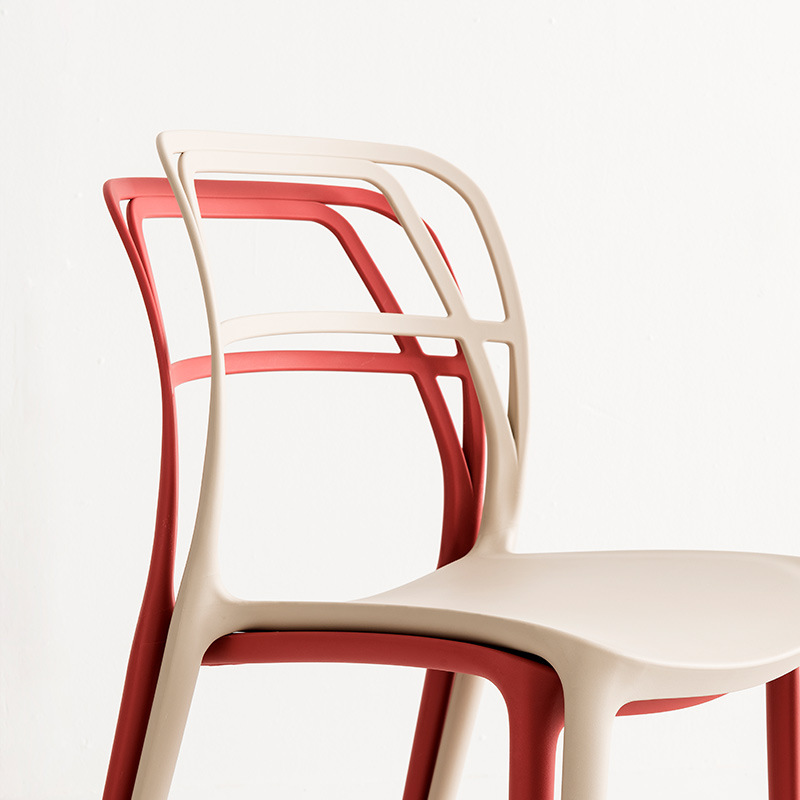 Современный дизайн красочный безрукий фиксированный спинок на открытом воздухе простой пластиковый обеденный стул.