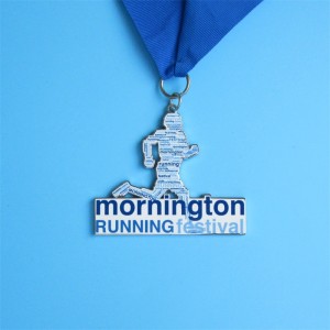 Фестивальные награды покрыты блестящими серебряными медалями бега