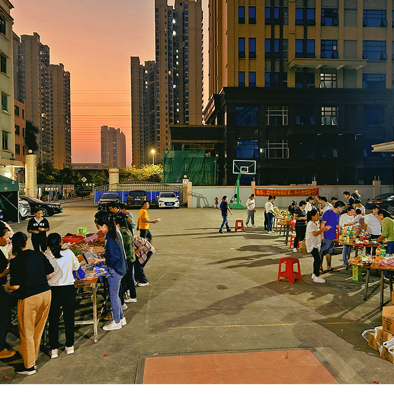 Elongarrow держите барбекю для всех членов команды