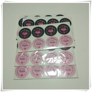 Круглая наклейка на этикетке