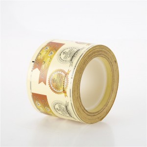 Наклейка на этикетке продукта