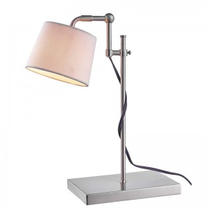 Регулируемая лампа задачи на рабочей станции в номерах