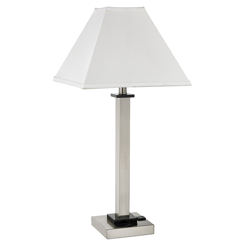 Одиночная настольная лампа в гостях