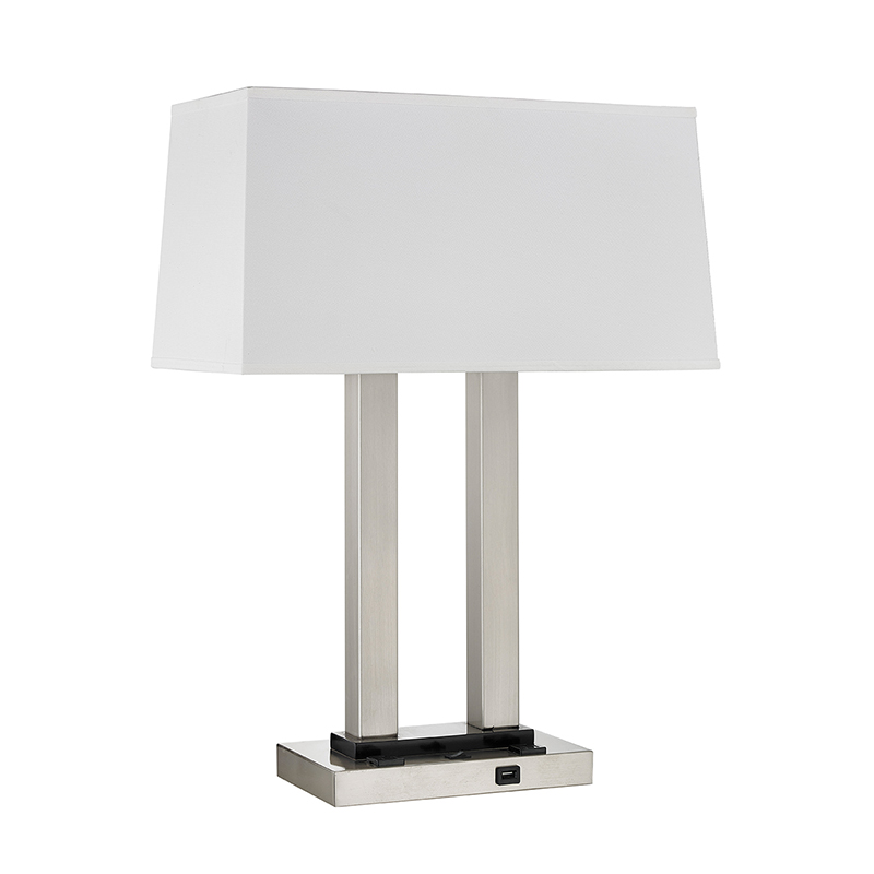 Двойная настольная лампа в гостях