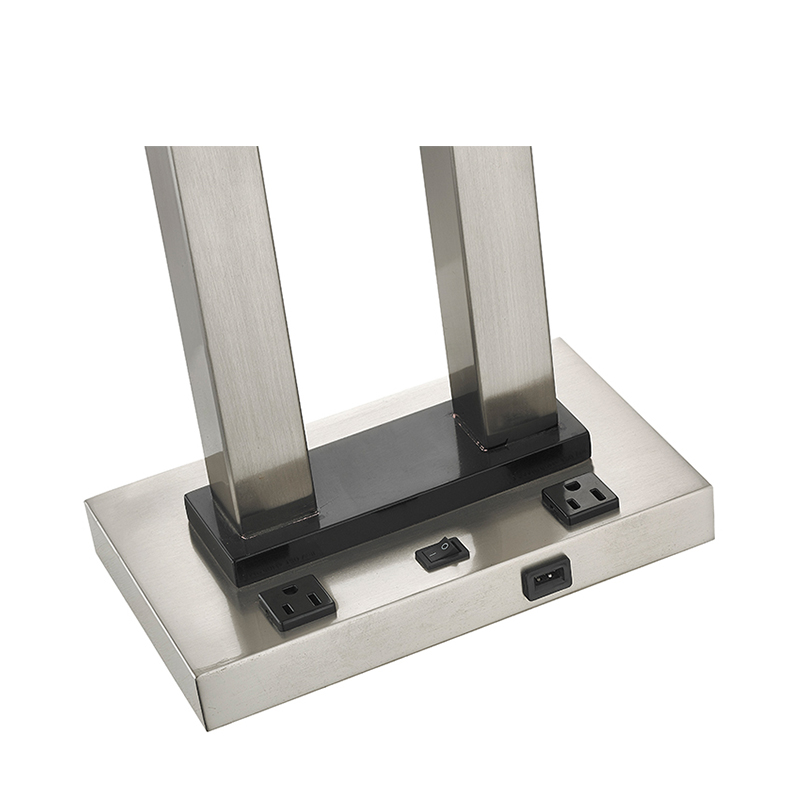 Двойная настольная лампа в гостях