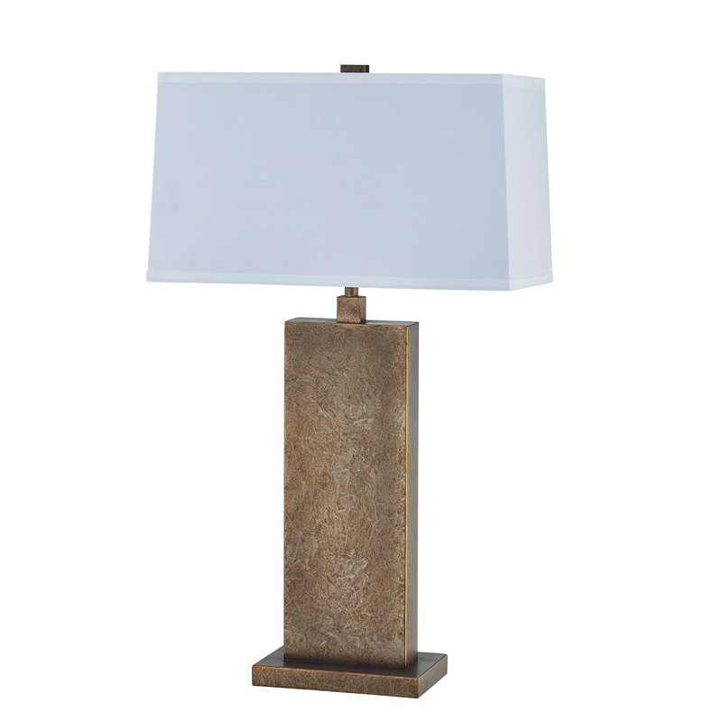 Декоративная антикварная железная настольная лампа у входа в общественное пространство