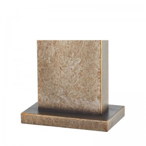 Декоративная антикварная железная настольная лампа у входа в общественное пространство