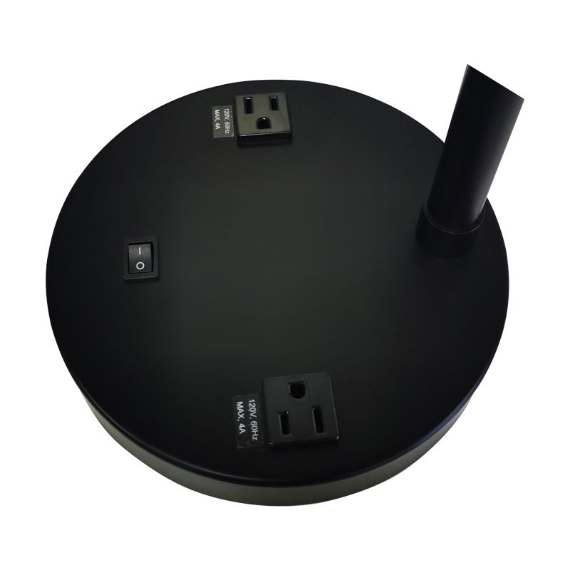 Двухцветная настольная лампа с черной и светлой желтой отделкой, выключателем на/off и двух удобных розетках в номере