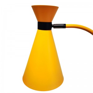 Двухцветная настольная лампа с черной и светлой желтой отделкой, выключателем на/off и двух удобных розетках в номере