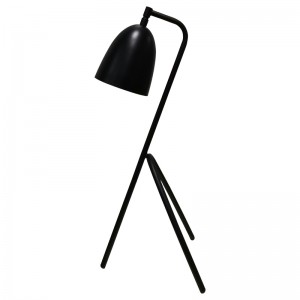 Настольная лампа с тремя ногами с черной отделкой и выключатель на/off Rocker в линии в номере.