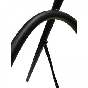 Настольная лампа с тремя ногами с черной отделкой и выключатель на/off Rocker в линии в номере.