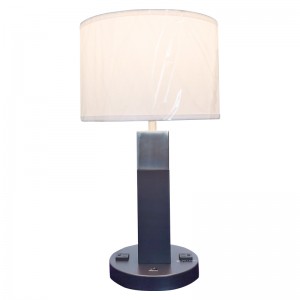 Два тона черного и матового никелевого столового стола с выключателем на/off и двух удобных розетках в номере.