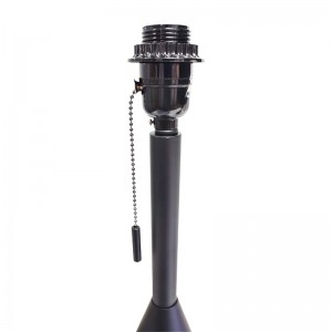 Черная настольная лампа с выключателем цепи в гостях