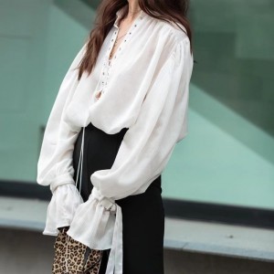 Французская белая рубашка с длинными рукавами 2023 Новый расклешенный рукав тонкий темперамент V-образный дизайн дизайн чувства к ...
