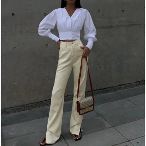 Белый V-образный рубашка с длинными рубашками.