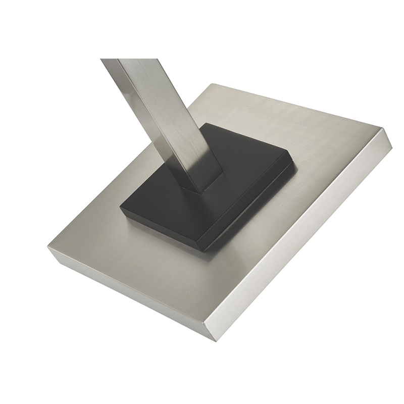 Metal Metal Mormant с отделкой из матовой никеля и черным акцентом в гостях