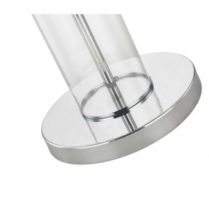 Metal Metal Mormant с полированной хромированной отделкой на диване рядом с номером