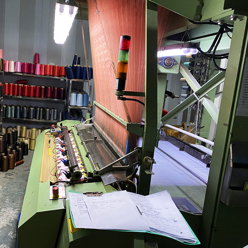 У нас есть профессиональные поставщики тканых ярлыков