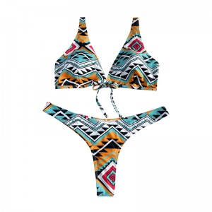 Столковый купальник с двумя частями с цветочным этническим стилем.