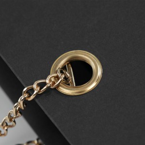 Роскошный черный бумажный пакет с ручкой-цепочкой