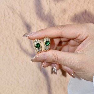 Величественные вневременные роскошные серьги-кольца с сияющим изумрудным светом и вечной элегантностью, обладающие утонченным ...